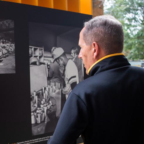 Fotos nunca antes vistas de Roberto Clemente se exponen en Pittsburgh