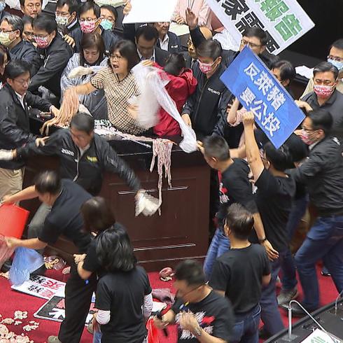 Vuelan las tripas de cerdo en el Parlamento de Taiwán