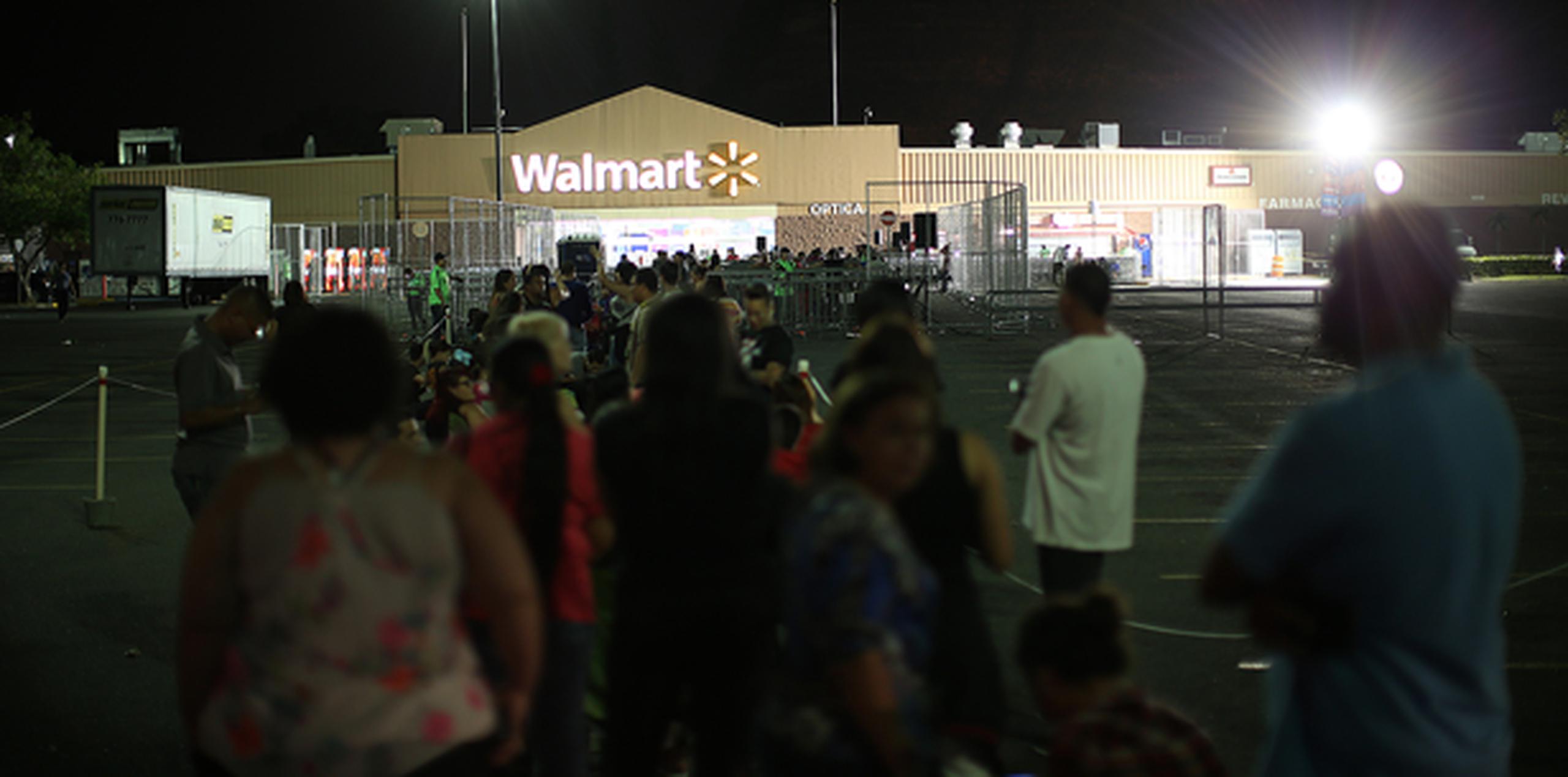 Una pequeña fila de personas frente al Walmart de Plaza del Sol. (jose.candelaria@gfrmedia.com)