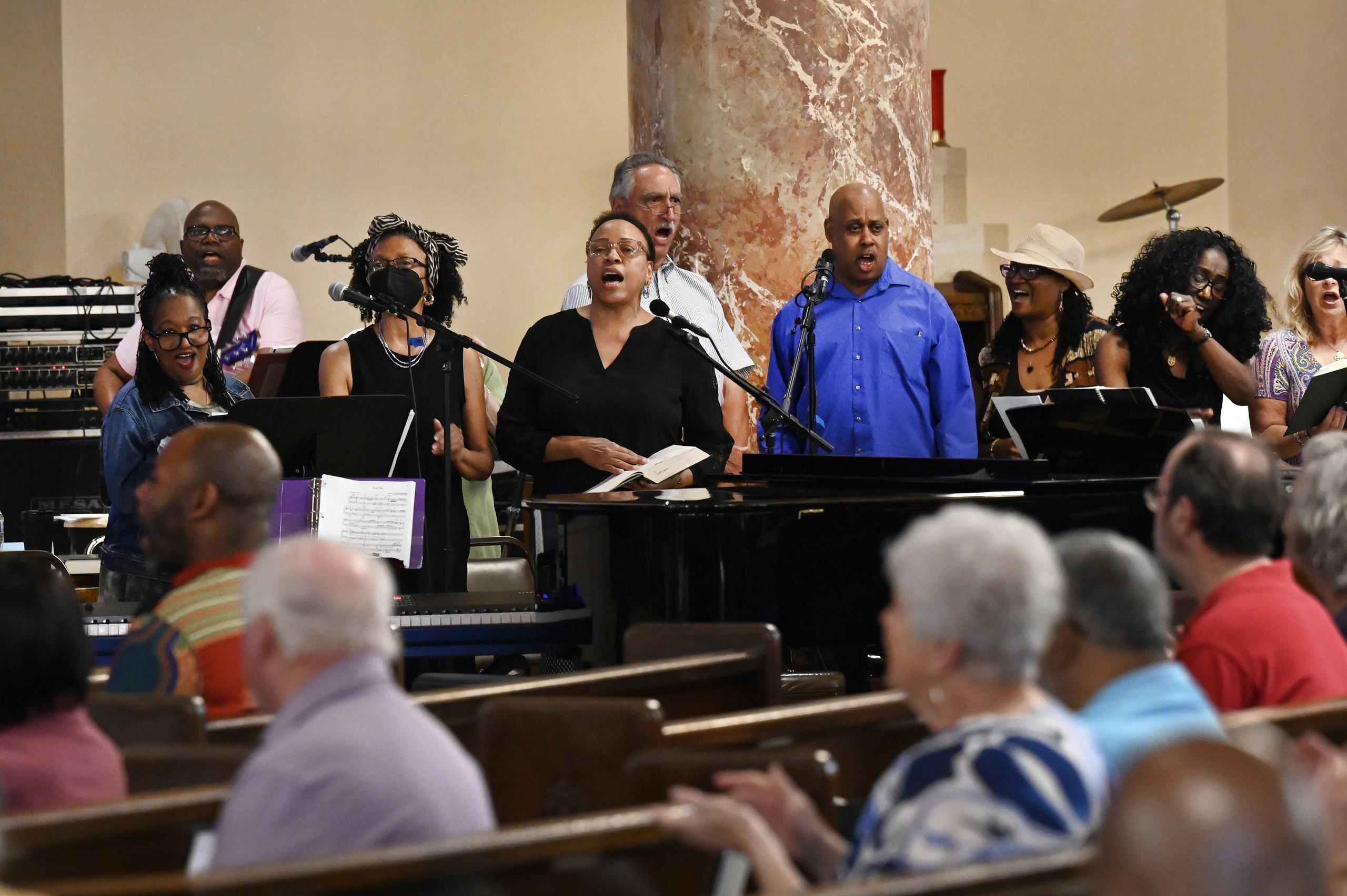 El Coro Gesu canta durante una misa en la iglesia católica Gesu, el domingo 18 de junio de 2023, en Detroit. (AP Foto/Jose Juarez)
