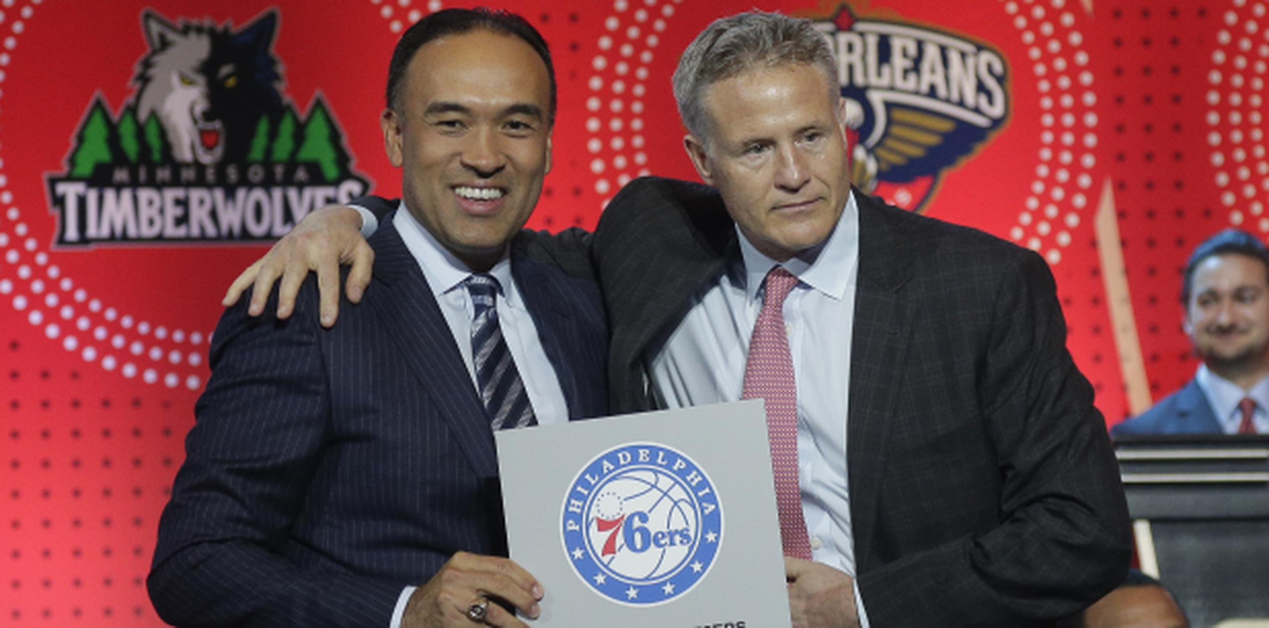 El dirigente de los Sixers, Brett Brown, posa junto al comisionado diputado de la NBA, Mark Tatum, durante la lotería. (Prensa Asociada)
