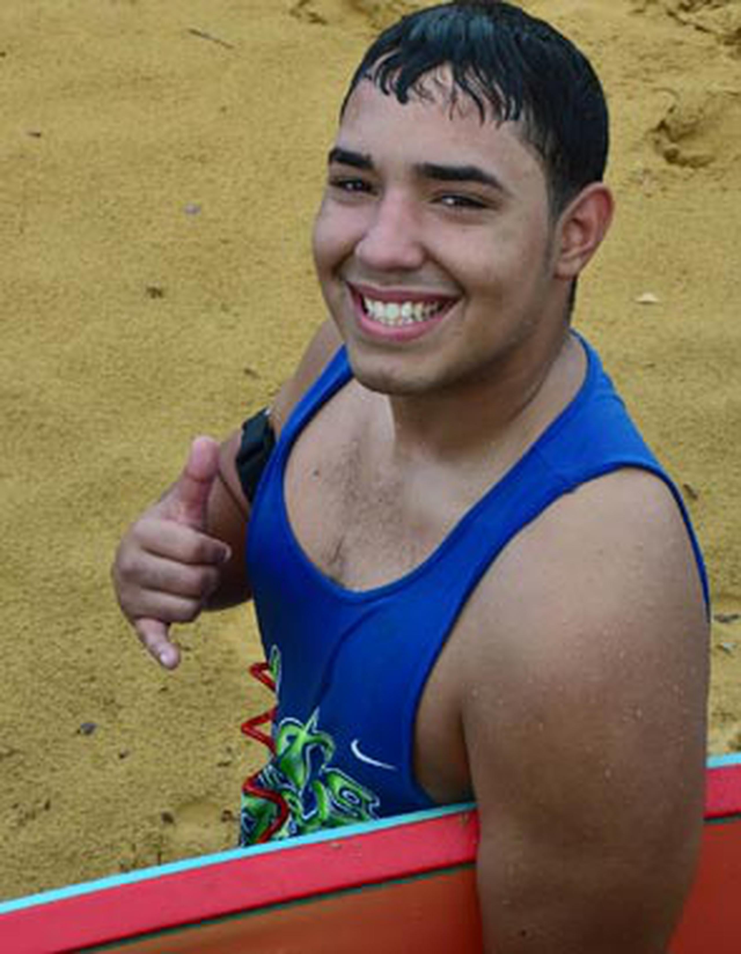Raúl Cepeda, de 20 años, visitó hoy la playa La Pared de Luquillo para practicar el deporte del surfing. (luis.alcaladelolmo@gfrmedia.com)