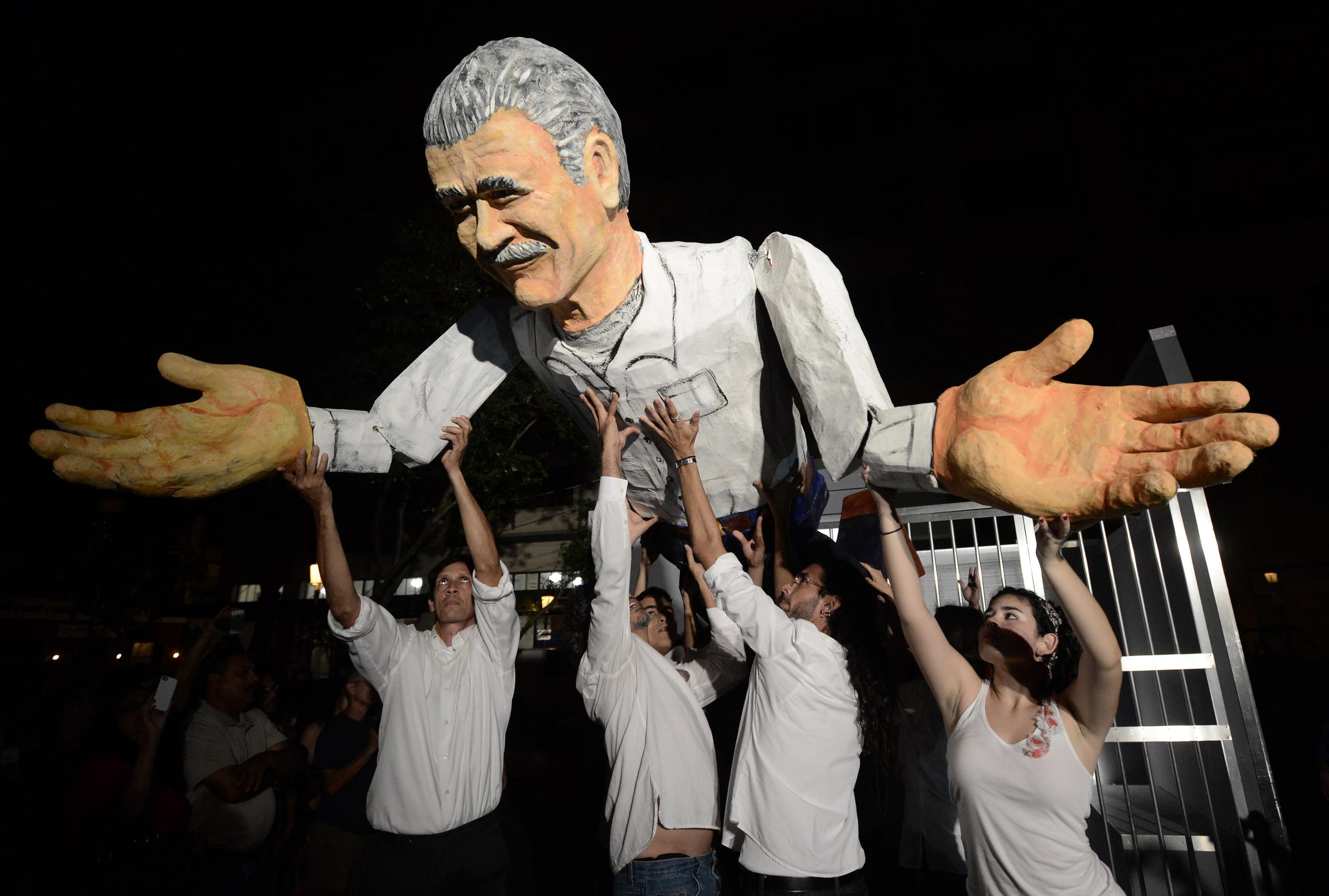 Tan reciente como el pasado 11 de enero, un grupo de artistas se sumó a la celebración del cumpleaños número 74 de Oscar, en Ponce. (Archivo)