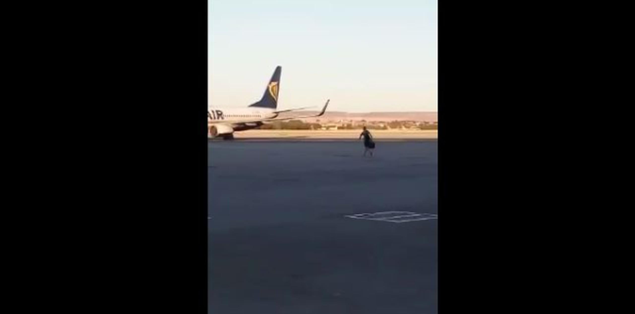 Un vídeo de Facebook muestra al hombre corriendo por la pista. (Foto/Captura)
