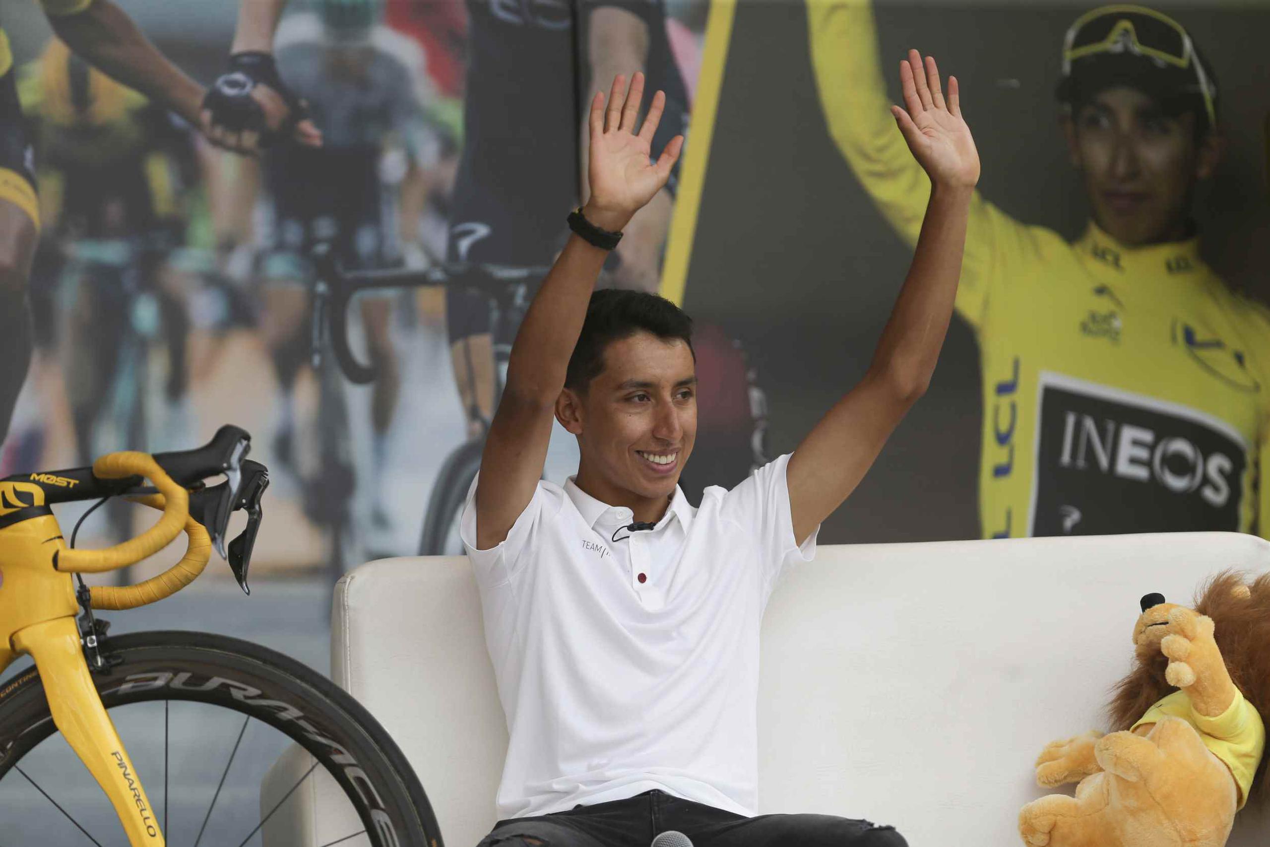 El ganador del Tour de Francia Egan Bernal saluda a la multitud durante la fiesta en su honor en Zapaquirá, Colombia. (AP / Iván Valencia)