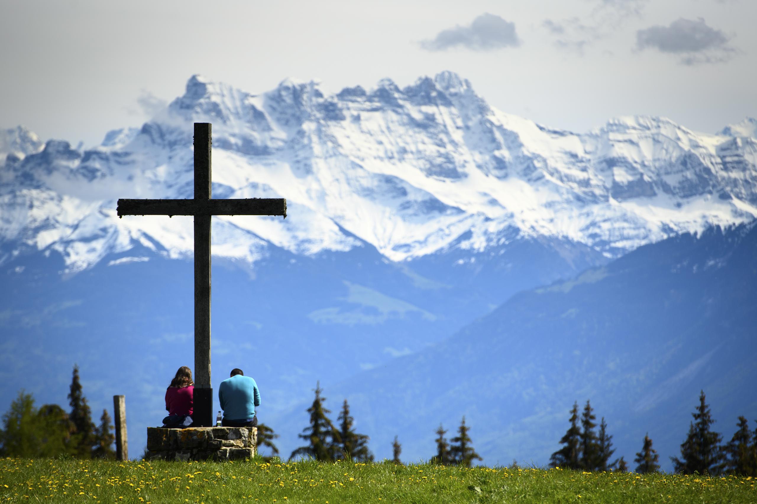 Cruz en la montaña de los Alpes suizos.