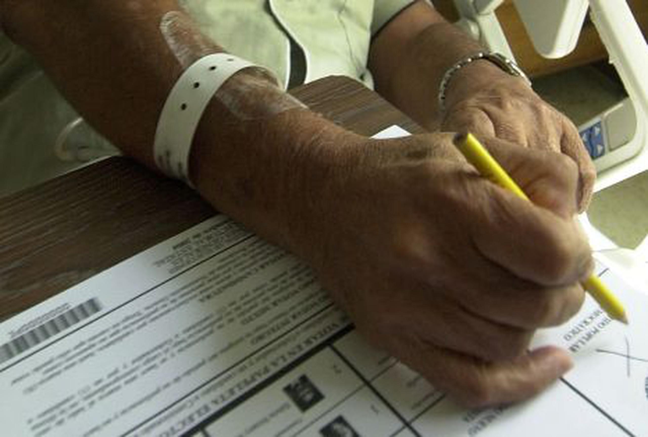 A las personas que ejerzan hoy el derecho al voto desde los hospitales donde estén recluidas  se les entintará el dedo para evitar cualquier tipo de fraude. <font color="yellow">(Archivo)</font>