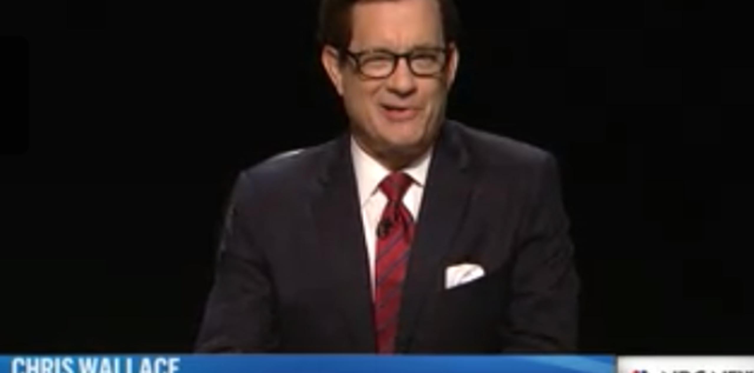 Hanks en su interpretación del moderador del pasado debate presidencial, Chris Wallace, en SNL. (YouTube)