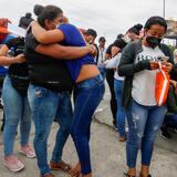 Tensa calma en el exterior de la cárcel de Ecuador tras la matanza de 68 reos