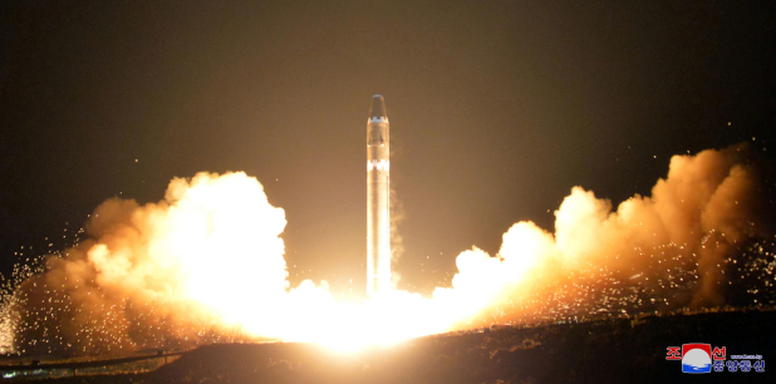 Imagen proporcionada por el gobierno de Corea del Norte el jueves, 30 de noviembre de 2017, que muestra lo que el gobierno norcoreano llama el misil balístico intercontinental Hwasong-15, en una ubicación no divulgada en Corea del Norte. (Korean Central News Agency / Korea News Service vía AP)