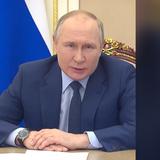 Vídeos captan cómo Putin se cubre una mano