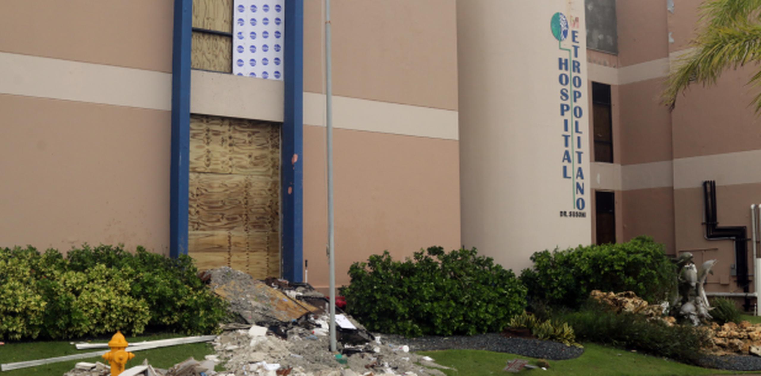 El Hospital Metropolitano en Arecibo muestra parte de los daños que sufrió su estructura. A pesar de ello, mantiene sus operaciones casi de forma íntegra. (Para GFR / Nelson Reyes Faría)