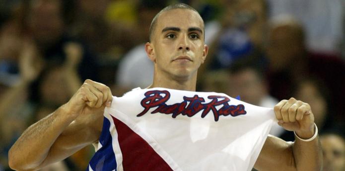 El armador Carlos Arroyo levanta el nombre de Puerto Rico en su franela luego que ayudó al quinteto boricua a derrotar al Dream Team de Estados Unidos en las Olimpiadas de 2004 en Atenas, Grecia. (Archivo)