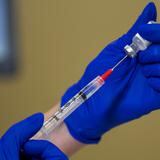 Pfizer inicia prueba clínica de vacuna contra variante Ómicron 