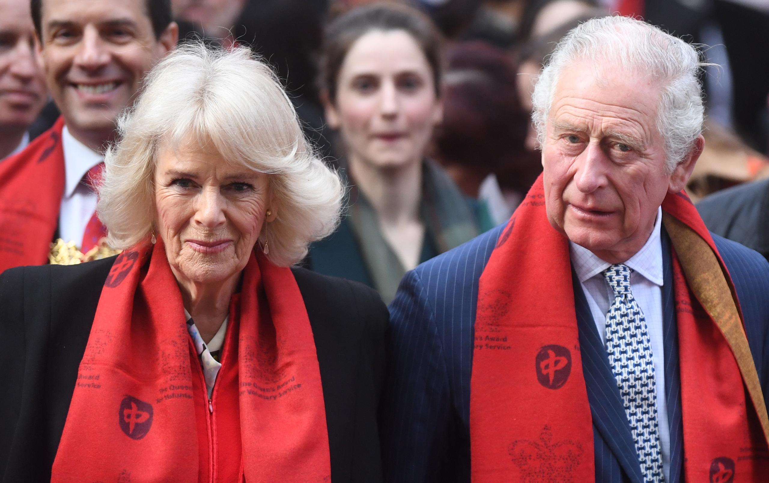 Los positivos del príncipe Carlos y su esposa han suscitado preocupación por el estado de salud de la reina Isabel II, de 95 años, con quien estuvieron en contacto directo apenas dos días antes de que su primogénito diera positivo.