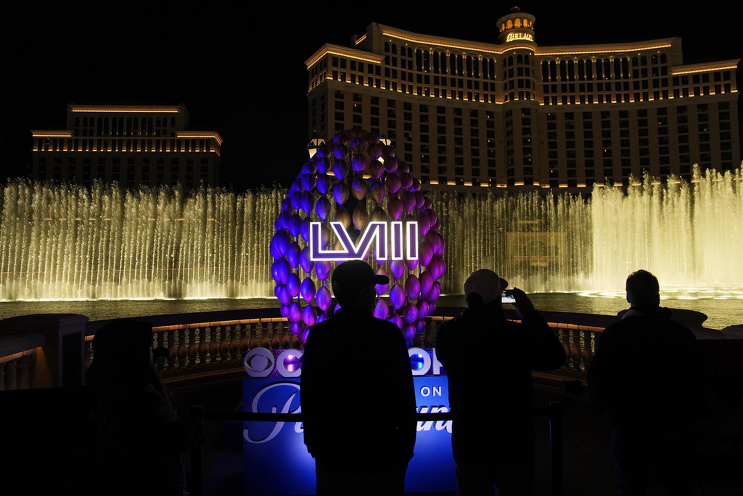 El logo del Super Bowl frente a la fuente del Bellagio en el Strip de Las Vegas.