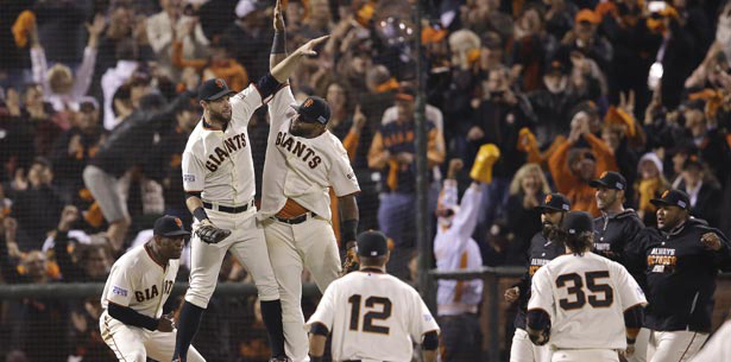 Jugadores de San Francisco festejan el triunfo sobre Washington. (AP)