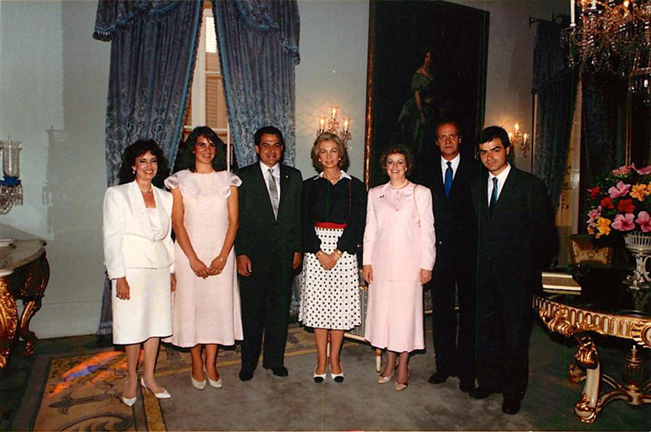 Visita de los reyes de España en 1988: Consuelo MacMurray, Patricia Rivera, Hernández Colón, reina Sofía, Lila, rey Juan Carlos y José (Suministrada)