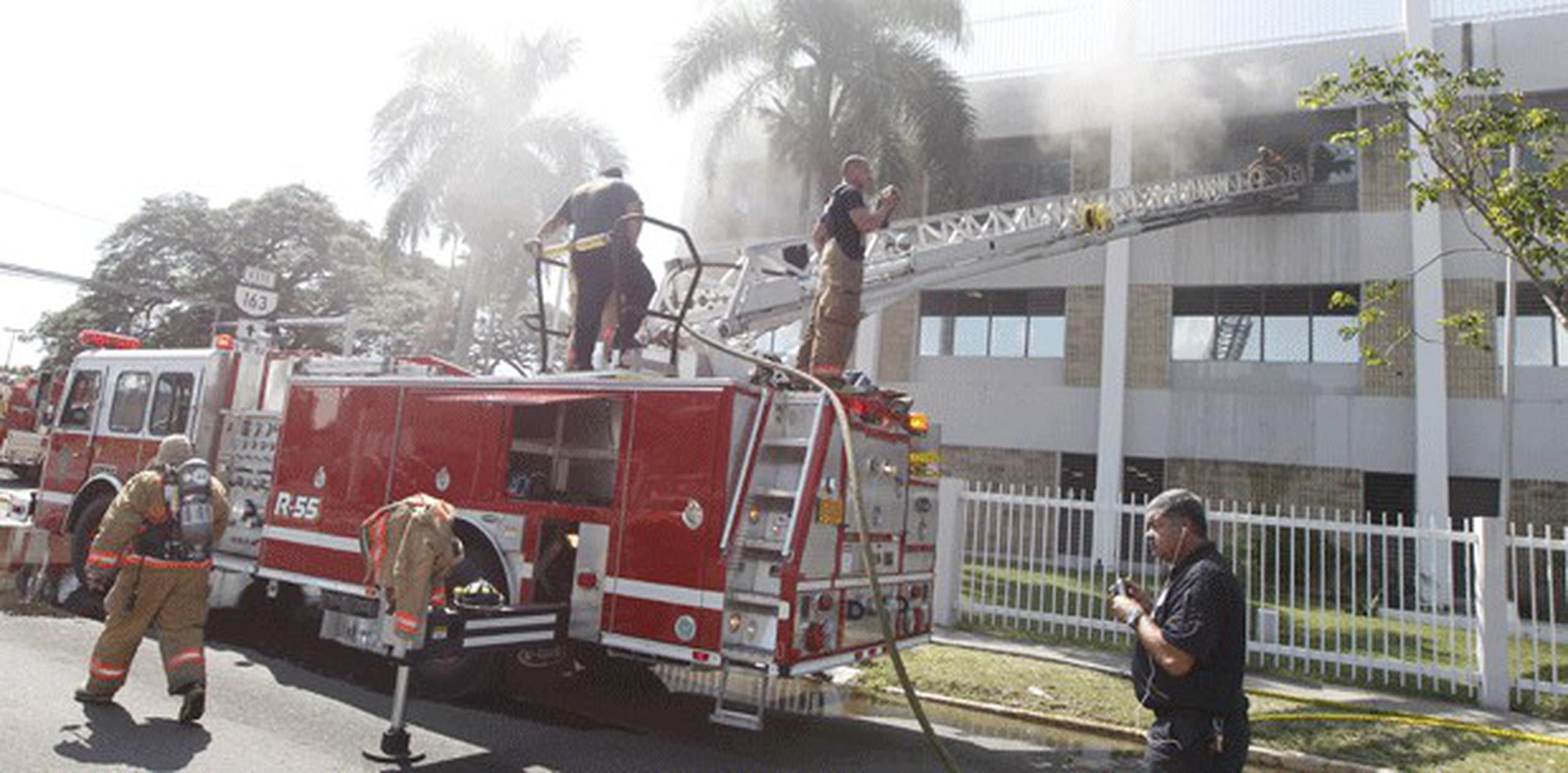 Todavía se desconocen las causas del incendio, que ocurrió en el edificio localizado en la avenida Las Américas. (Suministrada)