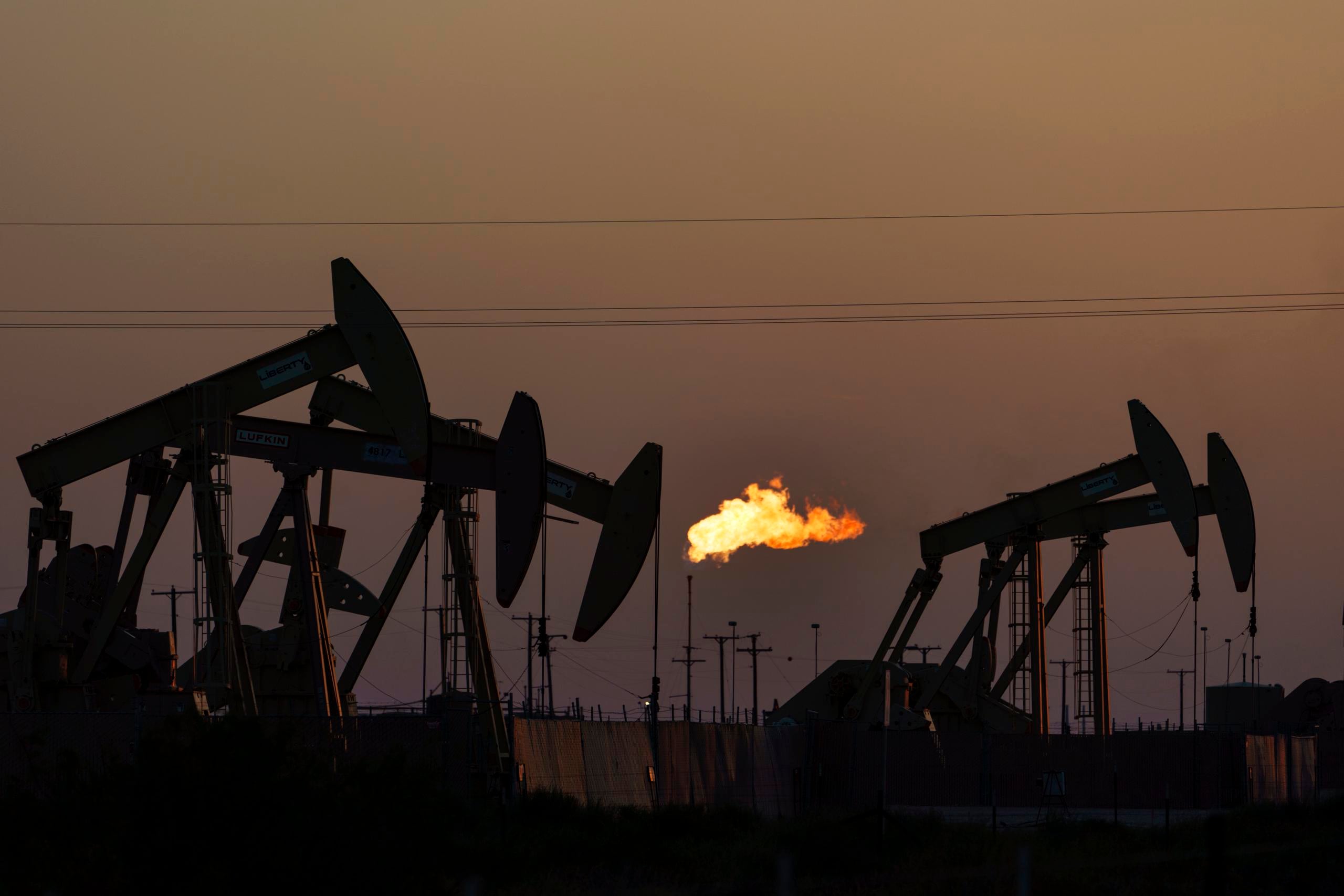 El viernes Exxon Mobil reportó ganancias del orden de los $17,850 millones en el segundo trimestre y Chevron reportó $11,620 millones. (AP Foto/David Goldman)