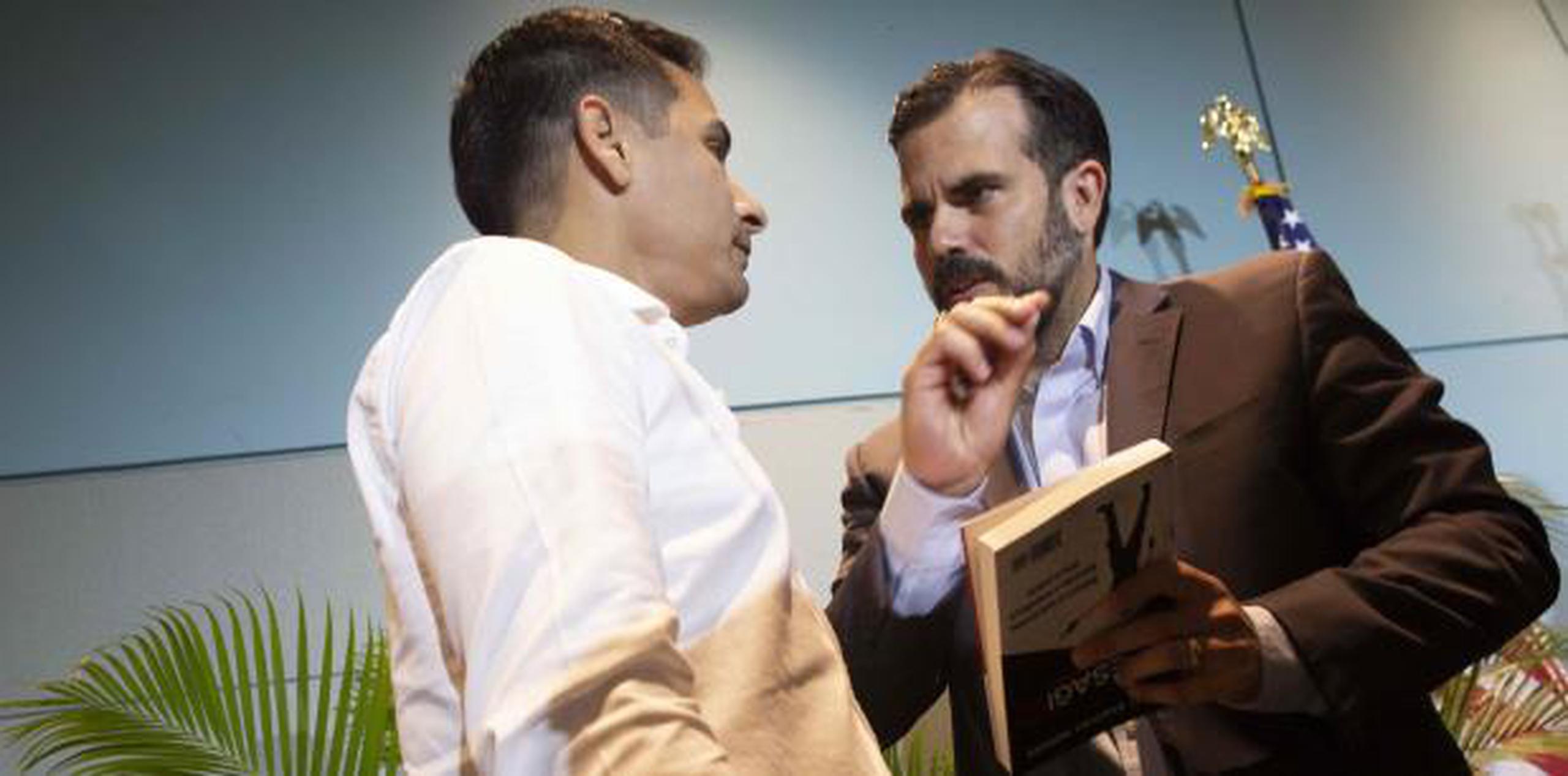 Santana conversa con el gobernador Rosselló durante la cumbre de seguridad. (xavier.araujo@gfrmedia.com)