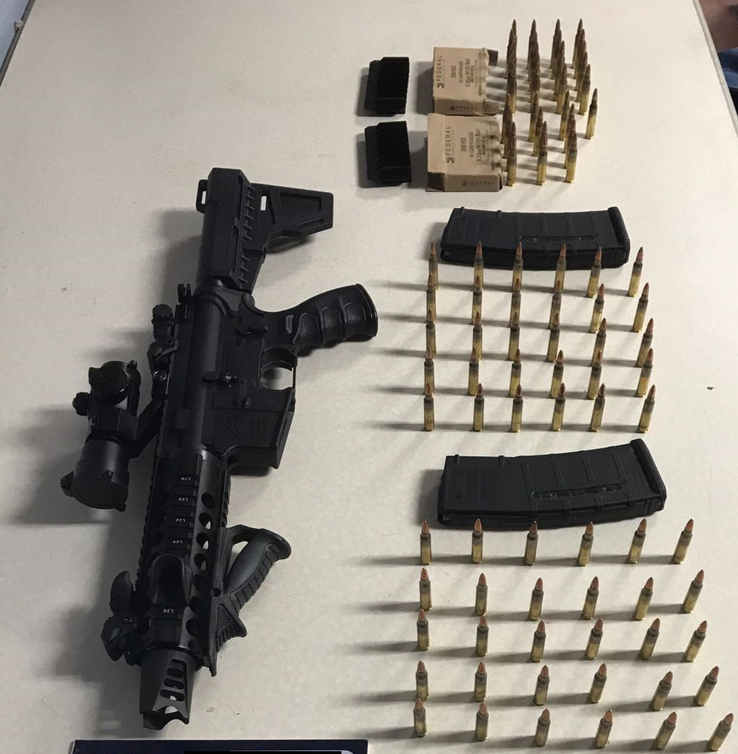 Al individuo arrestado en Fajardo se le ocupó un rifle modelo Aero AR15 pistol. (Suministrada)
