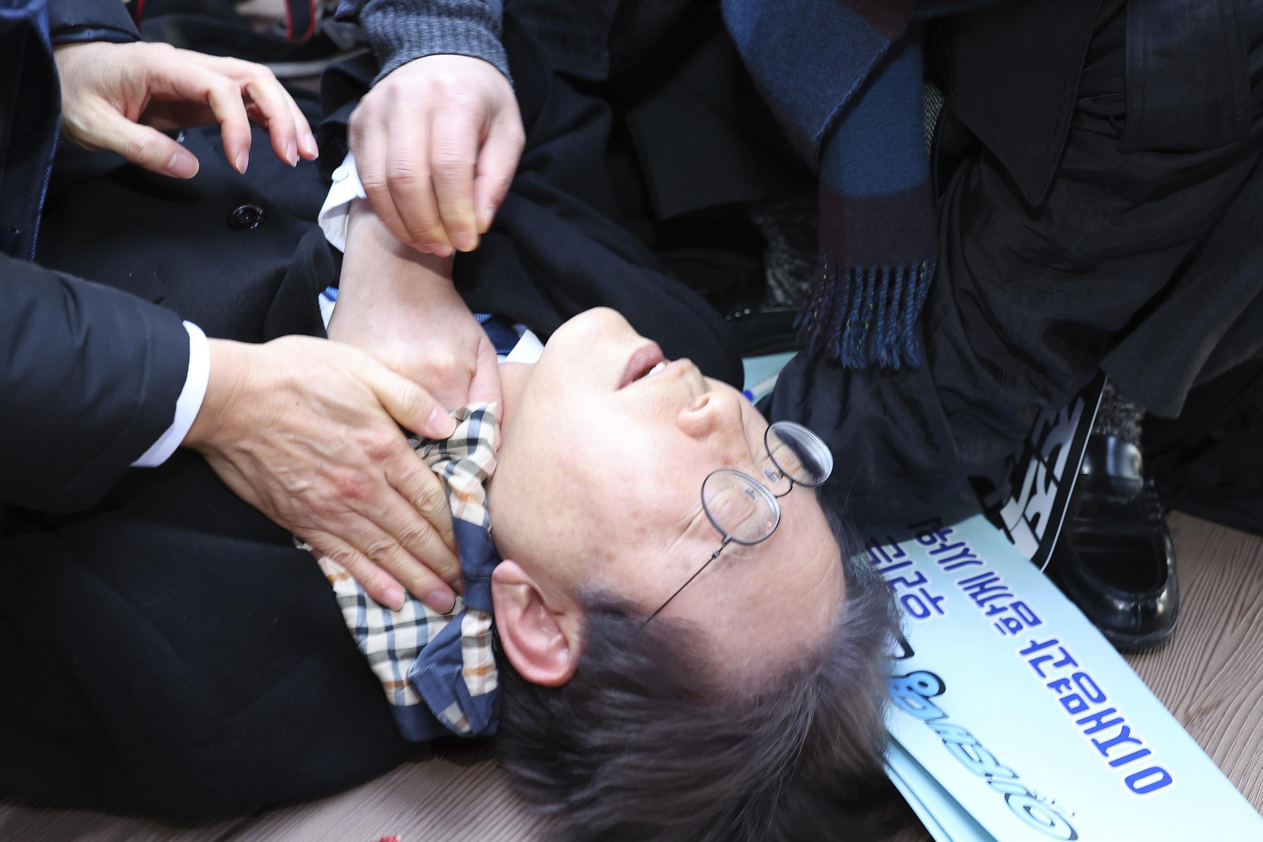 El político opositor surcoreano Lee Jae-myung tras ser atacado y herido en Busan, Corea del Sur, el martes 2 de enero de 2024. (Sohn Hyung-joo/Yonhap vía AP)