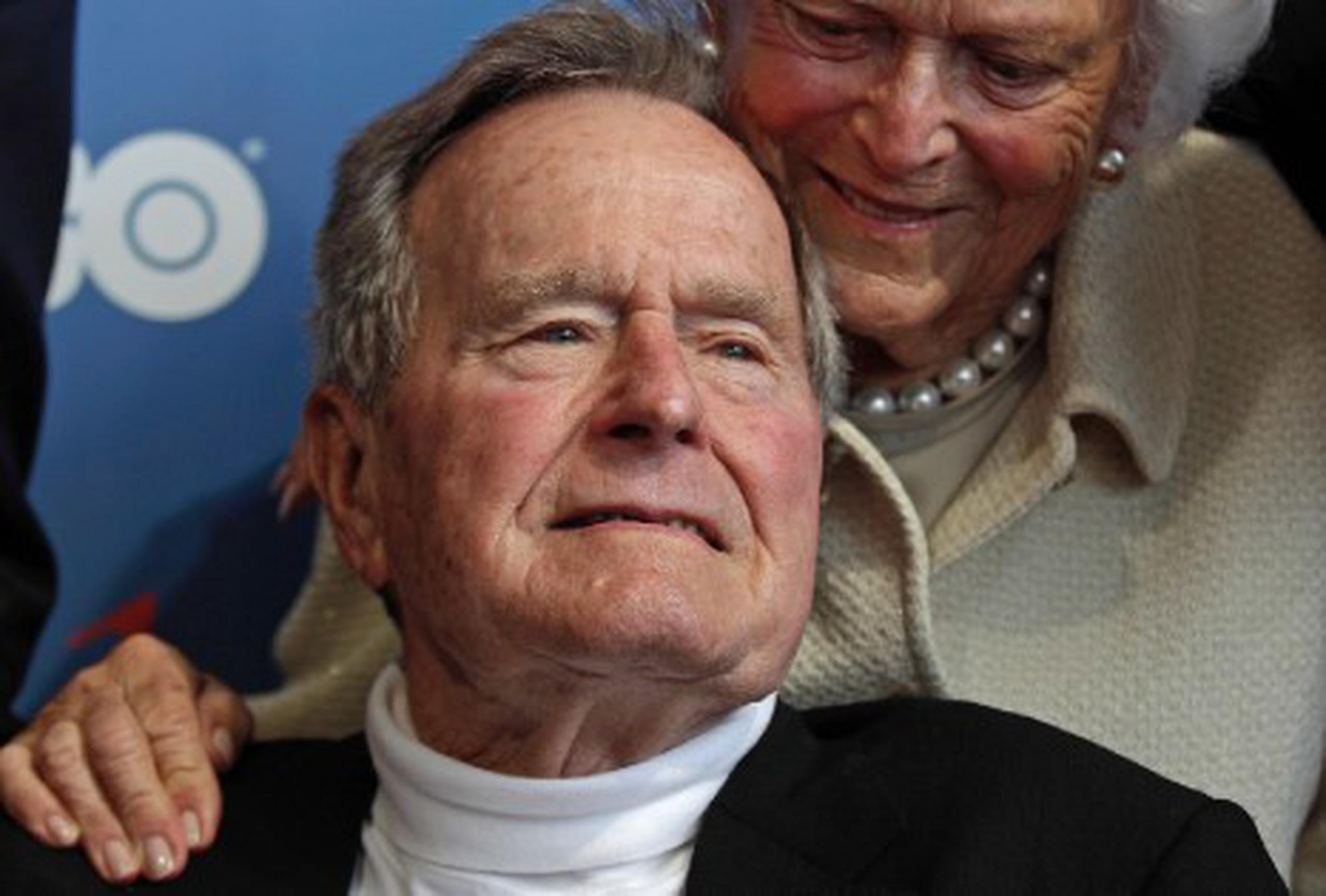 El ex presidente George H.W. Bush permanece en cuidados intensivos en un hospital en Houston, aunque está mejorando. (Archivo)