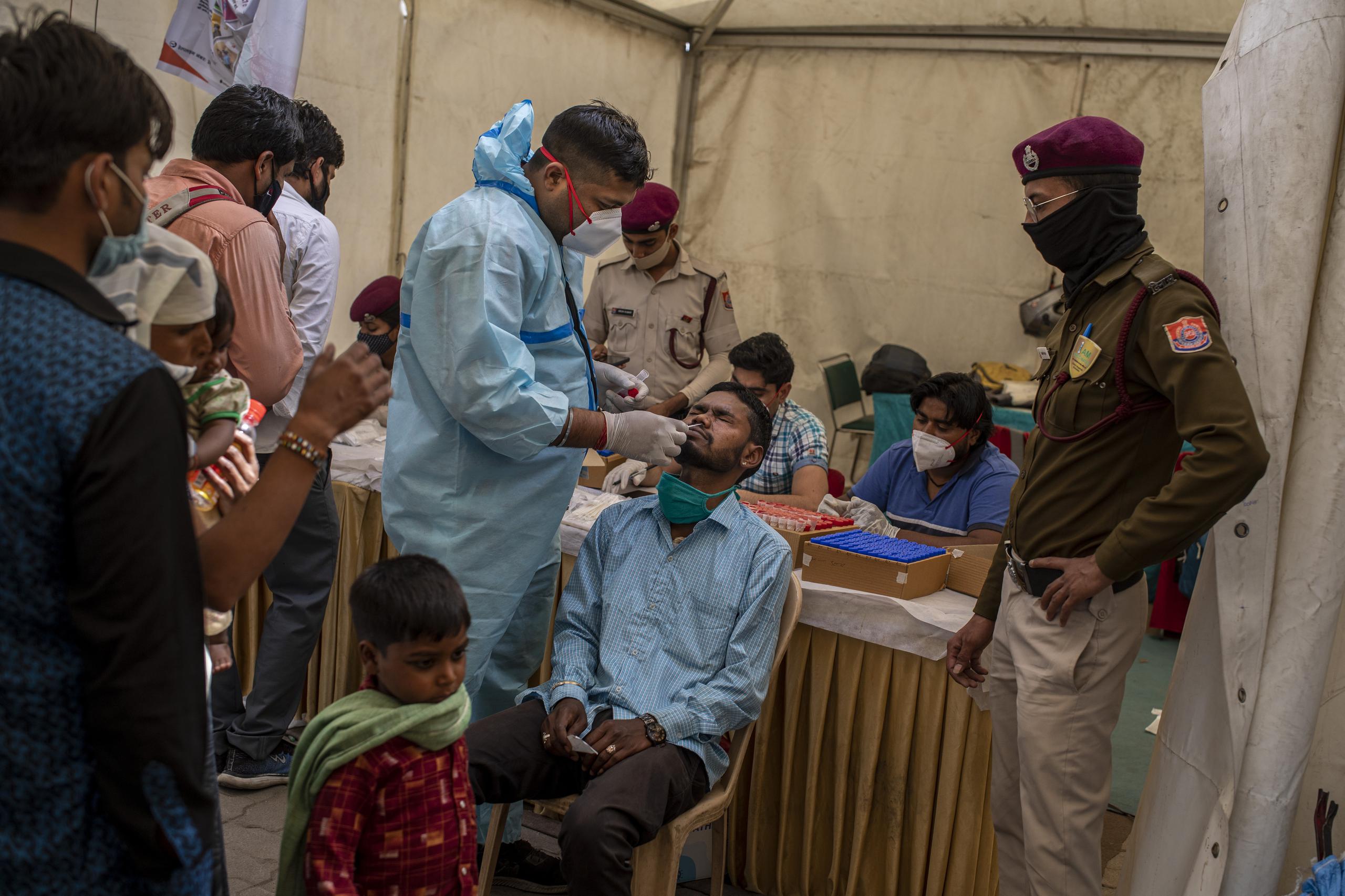 El repunte es devastador para la India y ha pesado mucho en los esfuerzos globales para poner fin a la pandemia, ya que el país es un importante productor de vacunas.