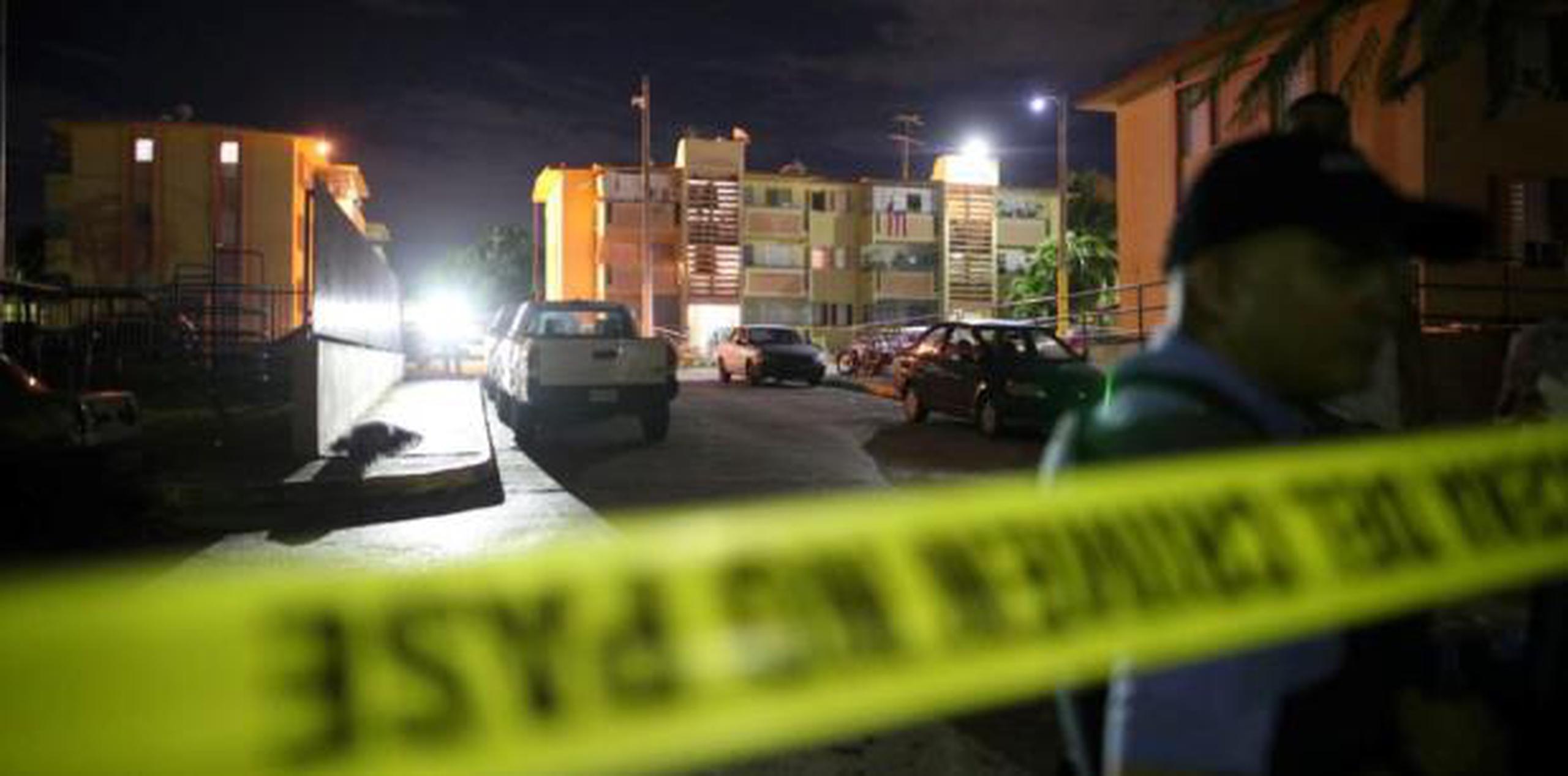 Los gatilleros llegaron a eso de las 6:46 p.m. del lunes al residencial Ramos Antonini en dos guaguas blancas y comenzaron a disparar con rifles en la plazoleta que ubica entre los edificios 29 y 30. (juan.martinez@gfrmedia.com)