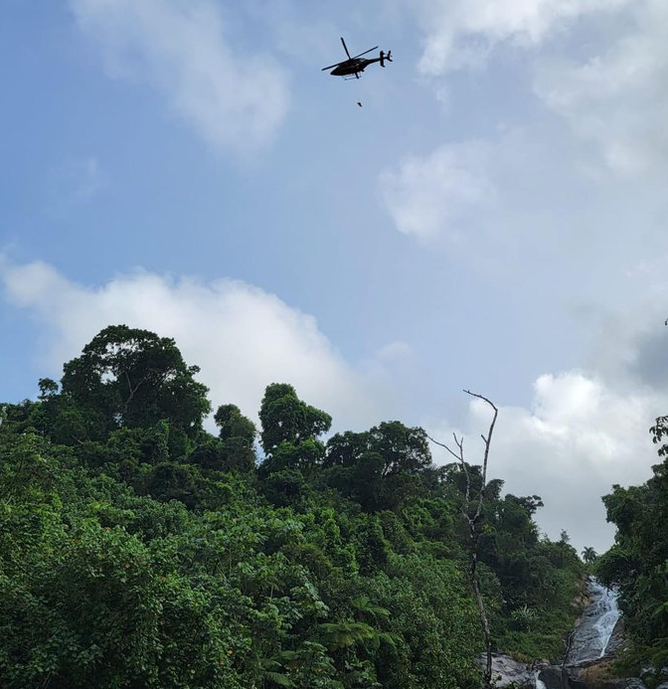 Helicóptero de FURA participa también en la búsqueda de los sospechosos. (Archivo)