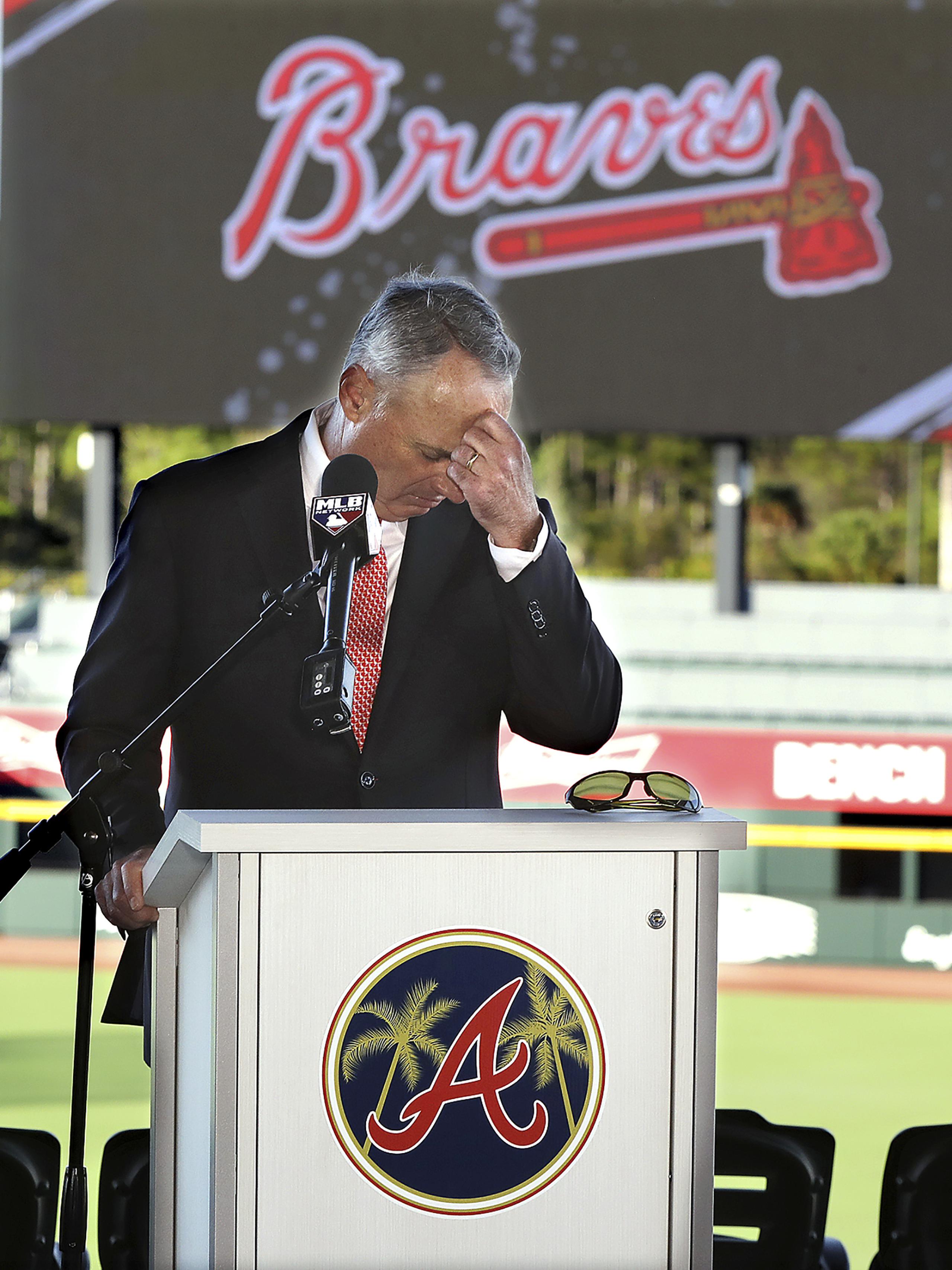 El comisionado de las Grandes Ligas, Rob Manfred, hace una pausa antes de responder una pregunta durante una conferencia en el campo de pretemporada de los Bravos de Atlanta.
