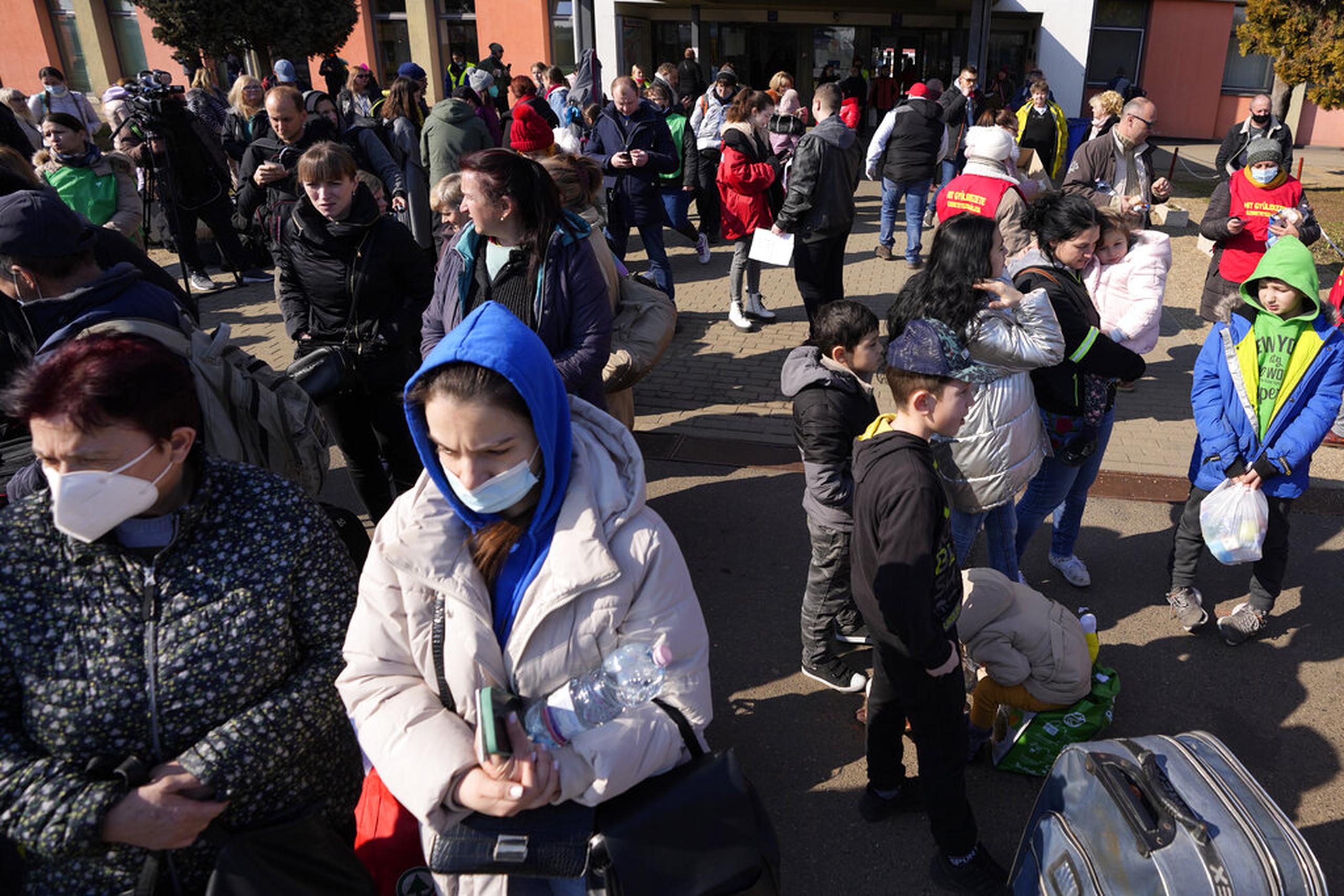Refugiados que huyeron de Ucrania esperan para salir de la estación de tren en Zahony, Hungría, el 6 de marzo de 2022.