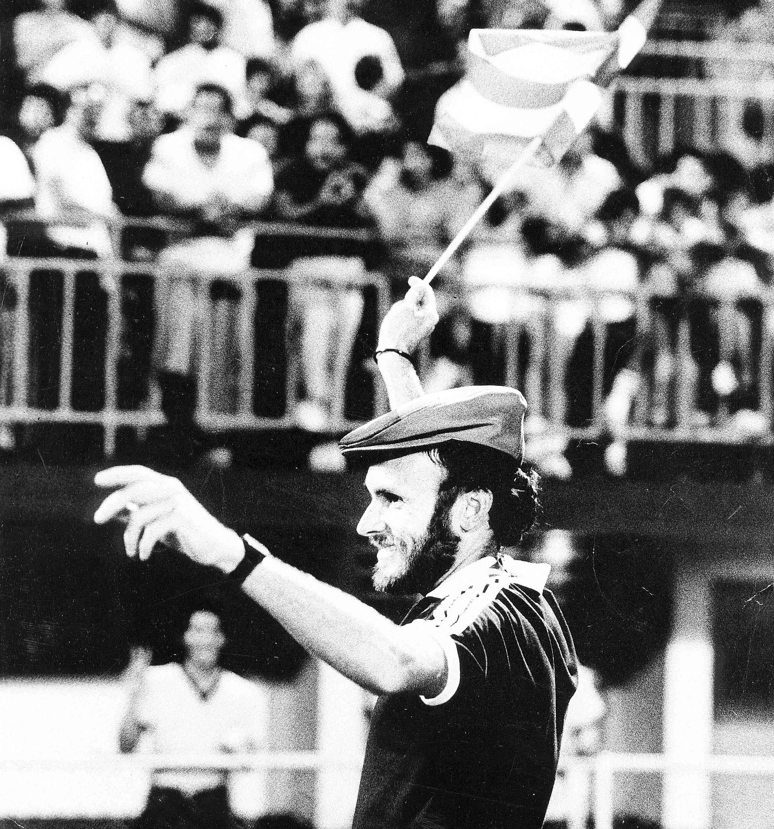 El fondista Jorge 'Peco' González aparece aquí en un recibimiento en el Estadio Sixto Escobar luego de ganar medalla de oro y fijar el récord nacional del maratón en los Juegos Panamericanos Caracas 1983.