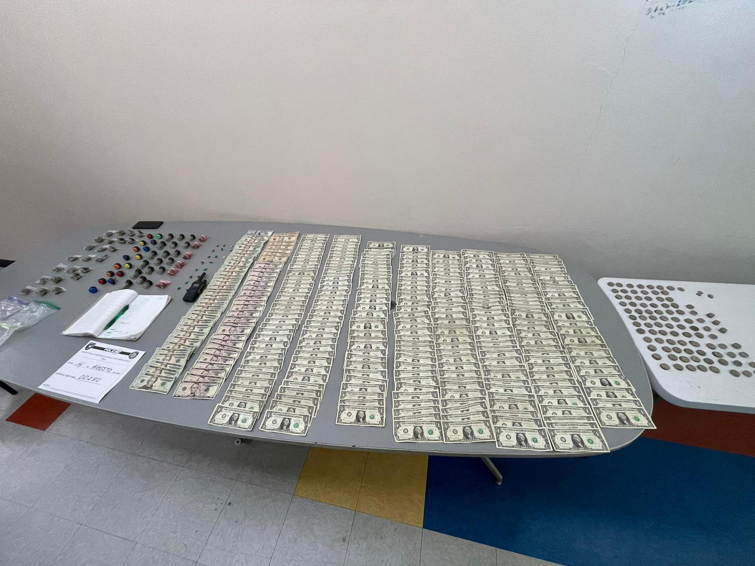 Droga y dinero ocupados durante el arresto de un fugitivo federal buscado en el estado de Pensilvania, en el residencial Arístides Chavier, de la Ciudad Señorial