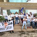 Las “Doñis jaltas” protestan frente a LUMA contra posible aumento para pagar a bonistas