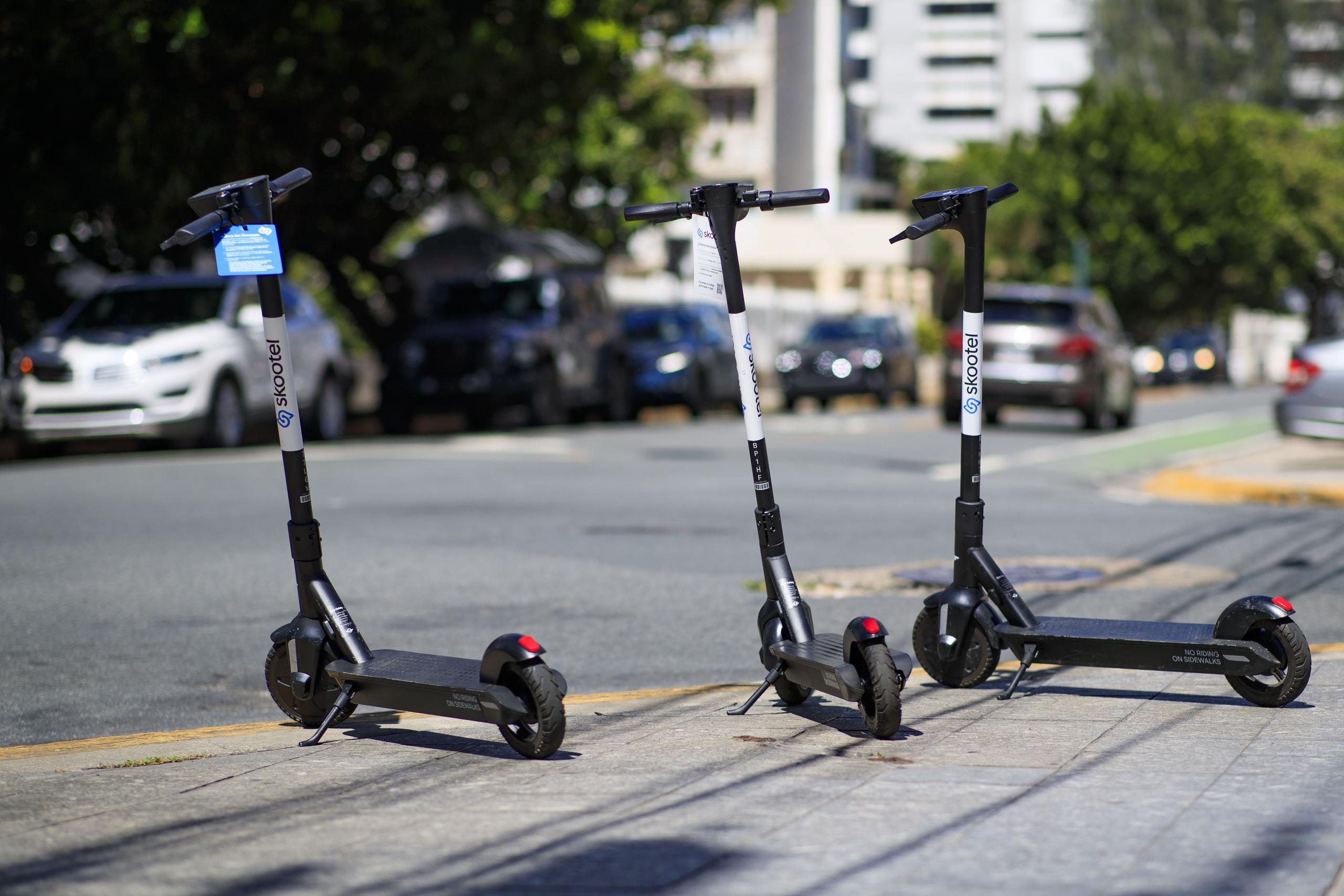 Vista de varias "scooters" en San Juan.