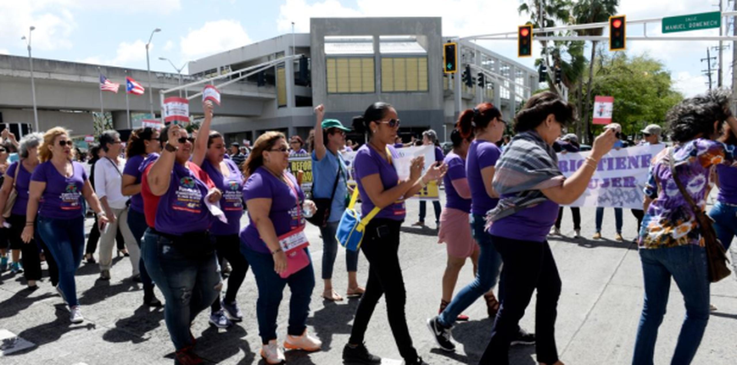A partir de las 11:00 de la mañana distintos grupos de mujeres salieron a protestar y paralizaron sus labores con el fin de visibilizar su trabajo y rol protagónico en el País. (gerald.lopez@gfrmedia.com)