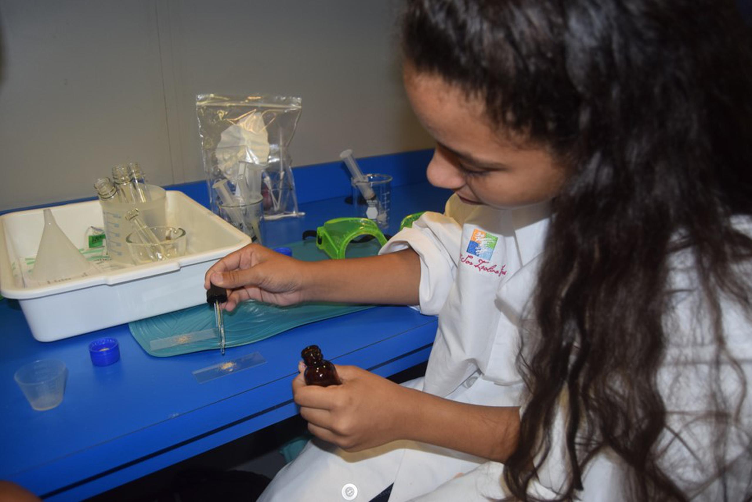 El laboratorio científico del programa educativo de Ciencia Móvil ha impactado a más de 1,300 estudiantes de escuelas públicas en comunidades de escasos recursos de diferentes municipios de alrededor de la Isla por los pasados cinco años.