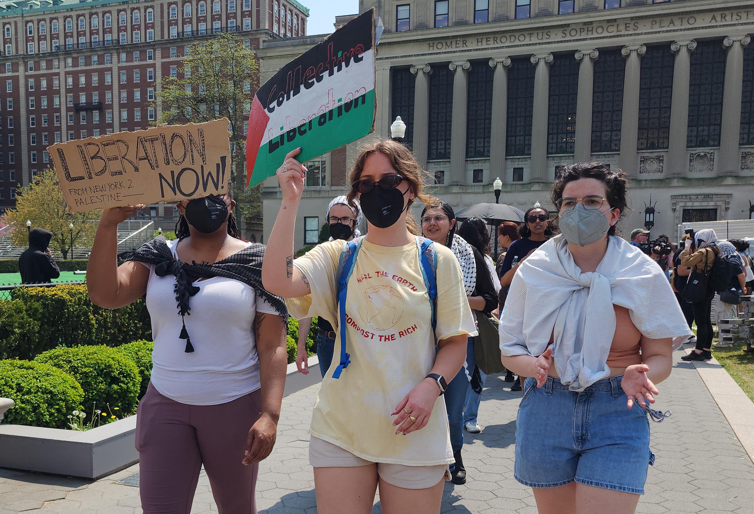 Una estudiante sostiene un cartel con la bandera de Palestina al interior de la Universidad de Columbia, el 29 de abril de 2024, en Nueva York (Estados Unidos). EFE/ Ruth E. Hernández Beltrán
