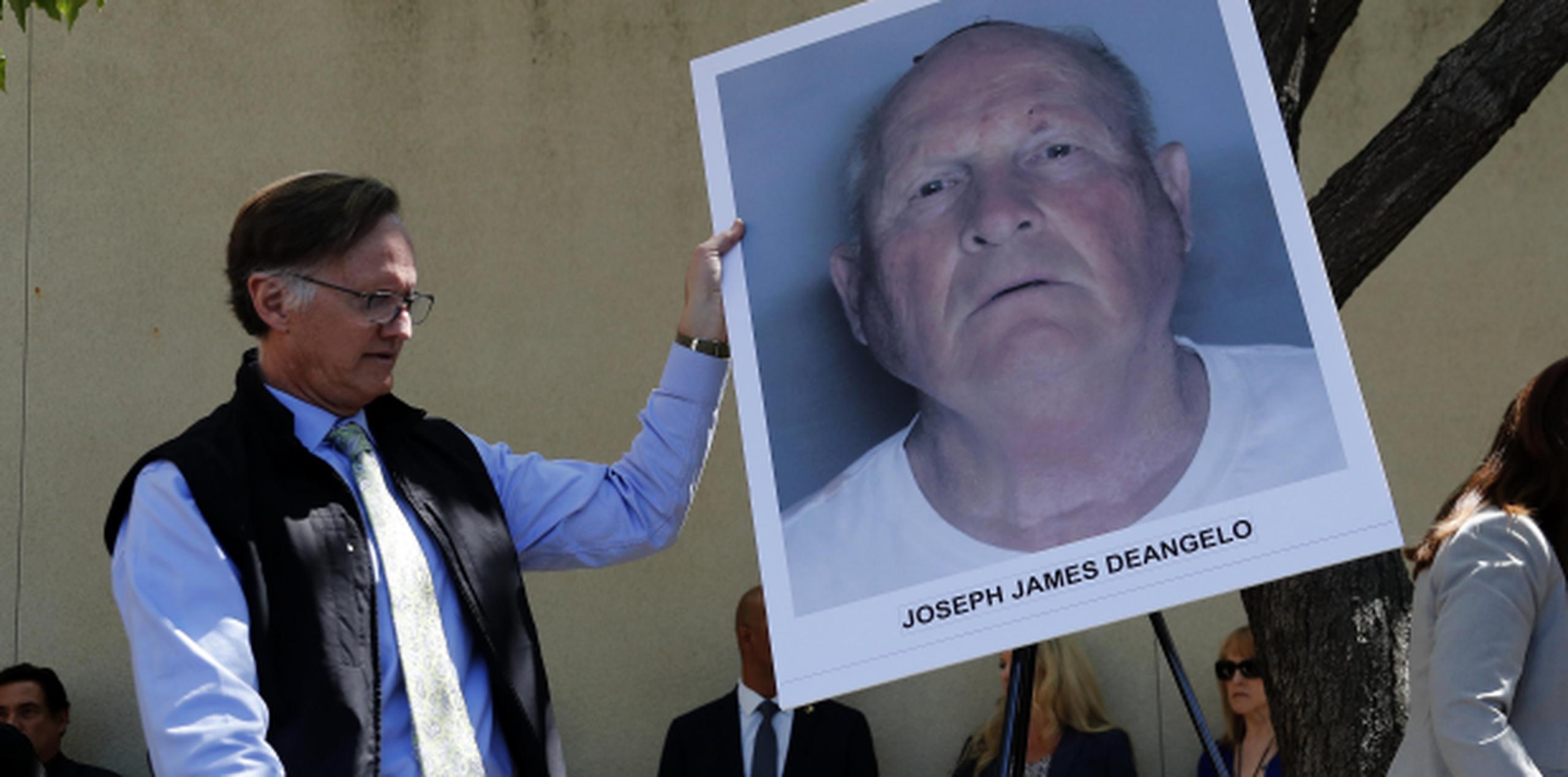 El expolicía Joseph James DeAngelo, de 72 años, fue arrestado en su casa después de que una coincidencia de ADN lo relacionó con crímenes que se le atribuyeron al llamado Asesino del Golden State. (AP)