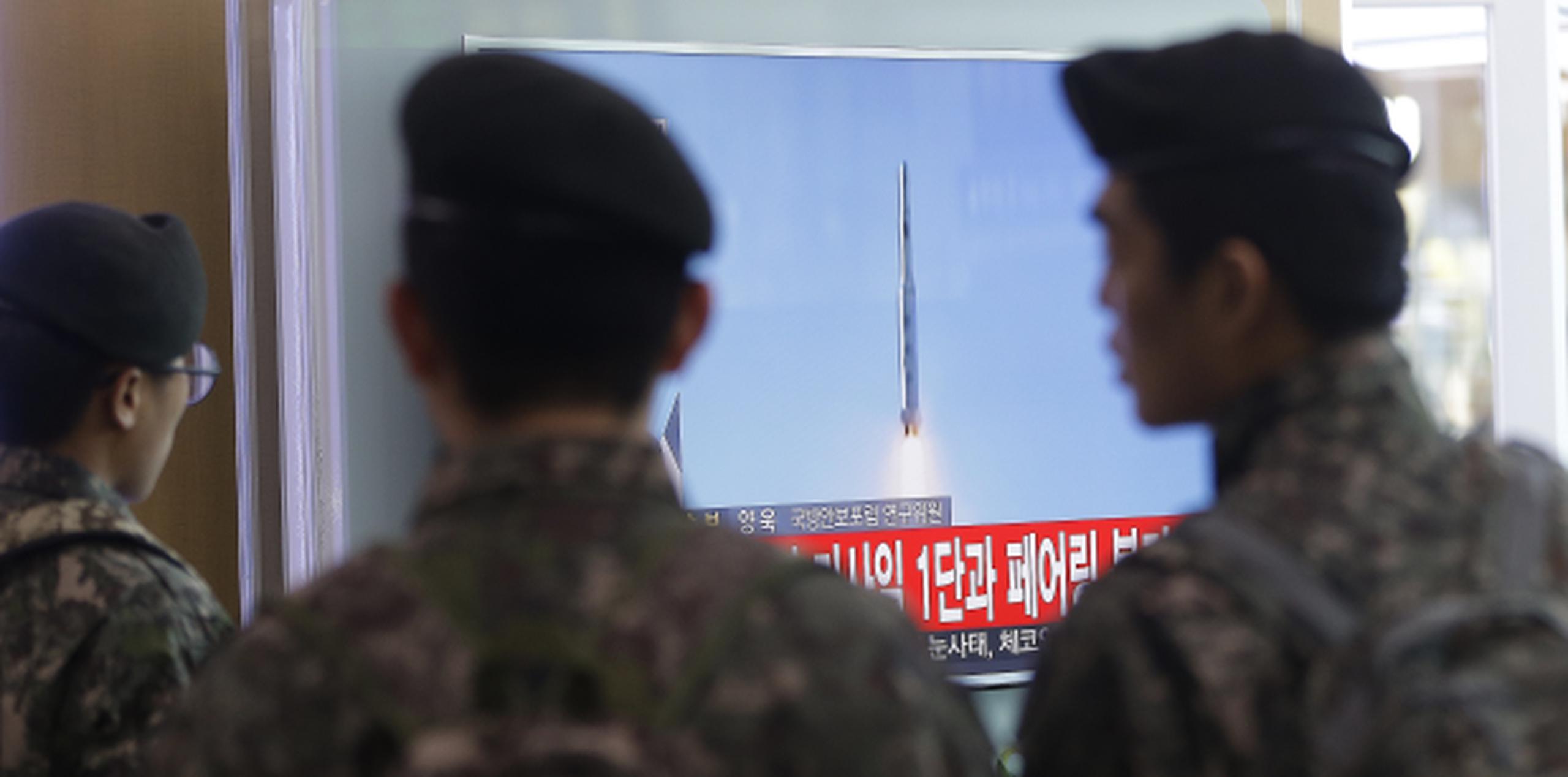 Soldados de Corea del Sur observan imágenes del lanzamiento de un cohete por parte de Corea del Norte. (AP)