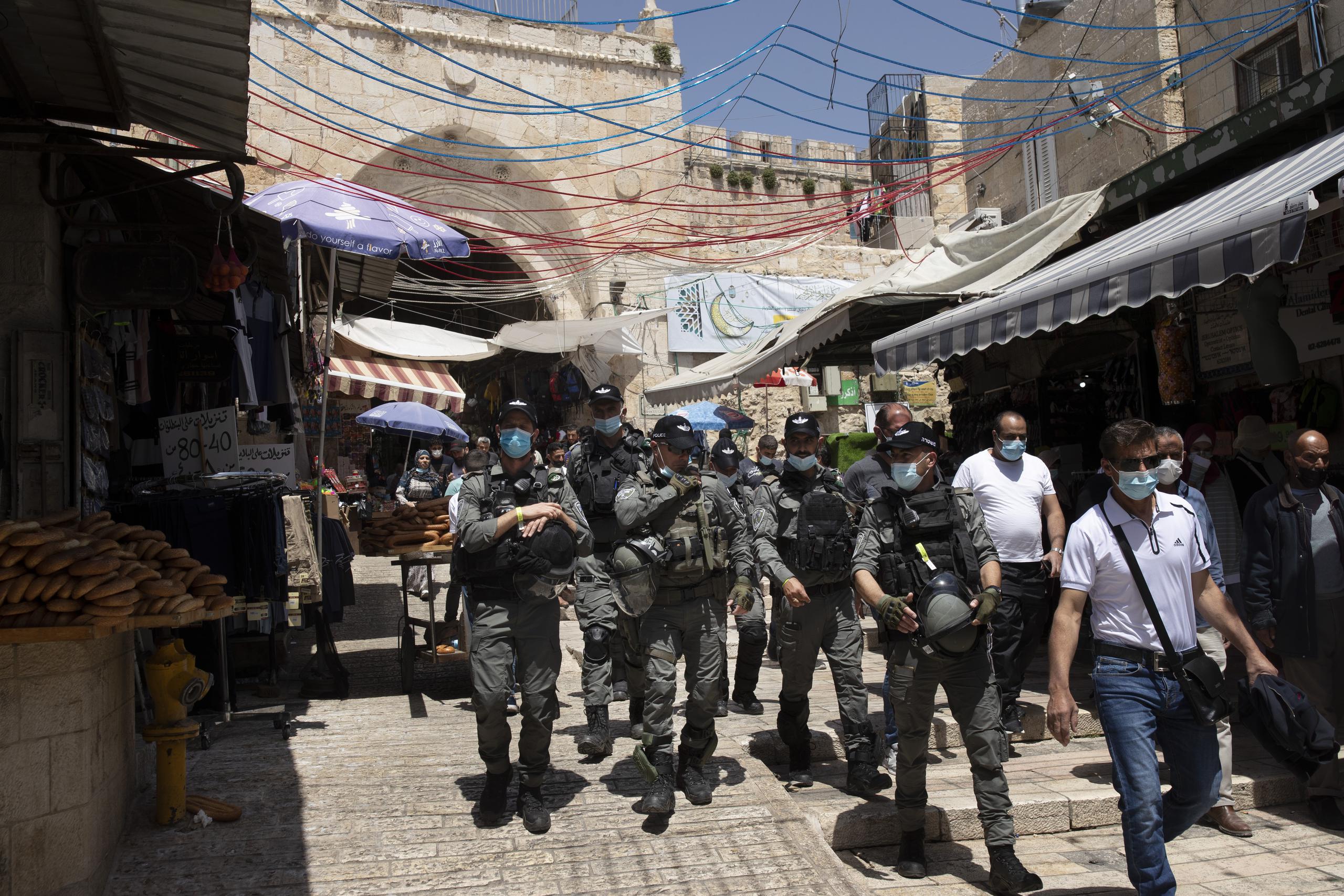 La policía fronteriza israelí patrulla la Ciudad Vieja de Jerusalén en medio de la llegada de fieles musulmanes por la celebración del Ramadán.