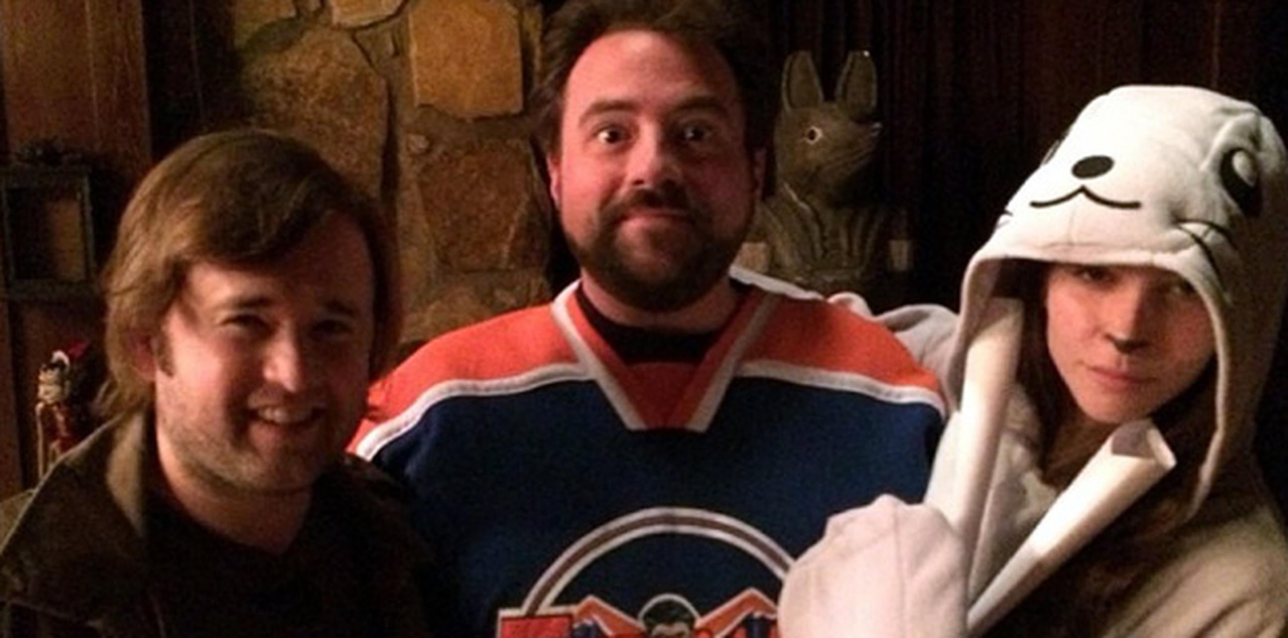 El director Kevin Smith flanqueado por los actores Haley Joel Osment y Génesis Rodríguez durante la filmación de "Tusk".