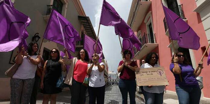 Acompañaron a Pagán,  Vilma González, de Coordinadora de Paz para la Mujer; Verónica Rivera, de la Comisión de la Mujer del Colegio de Abogados; Ivette del Valle, de la Casa Protegida Julia de Burgos; Bayrá Soto, del Hogar Ruth; Chariana Ferrer, de Taller Salud y Nirvana González, del Movimiento Amplio de Mujeres. (francisco.rodriguez@gfrmedia.com)
