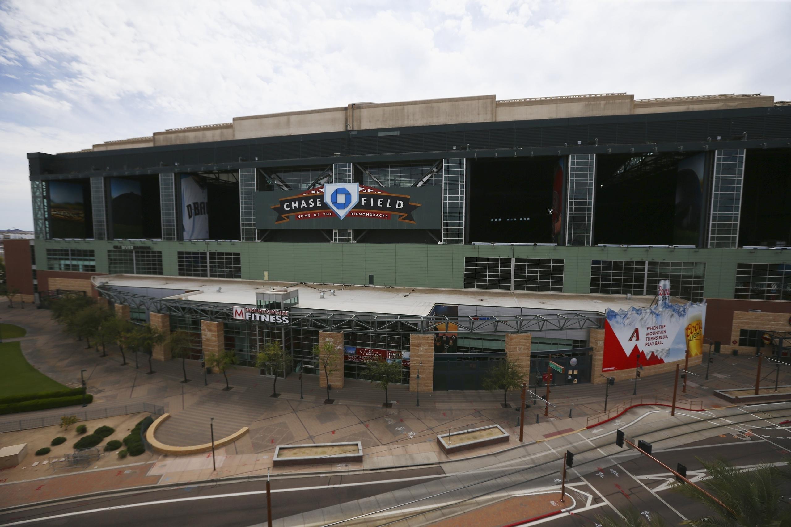 El Chase Field de Phoenix, casa de los Diamondbacks de Arizona, vacío tras el aplazamiento de la temporada ante la pandemia de coronavirus, podría albergar hasta tres partidos diarios.