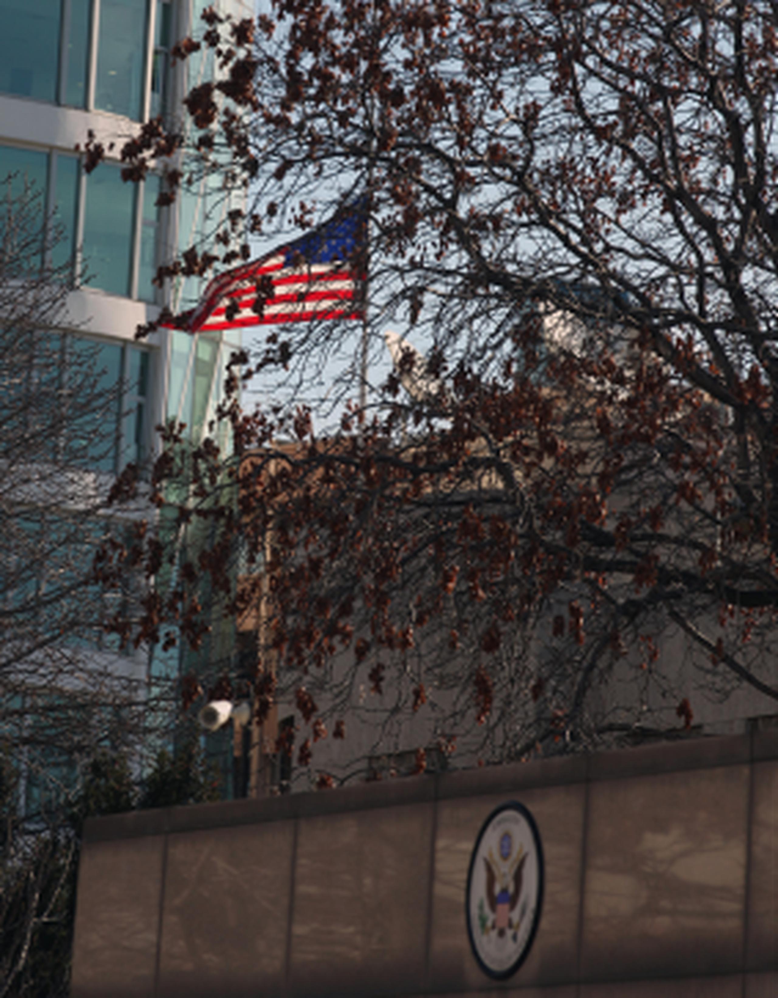 La bandera estadounidense ondeaba el sábado a media asta en la embajada estadounidense. (AP/Burhan Ozbilici)