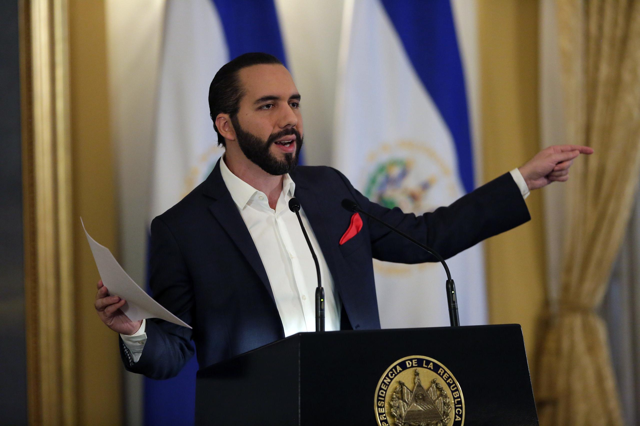 A punto de completar su primer año de gobierno, el presidente de El Salvador Nayib Bukele combate el coronavirus y las poderosas pandillas callejeras con tácticas que algunos dicen hacen peligrar la joven democracia.