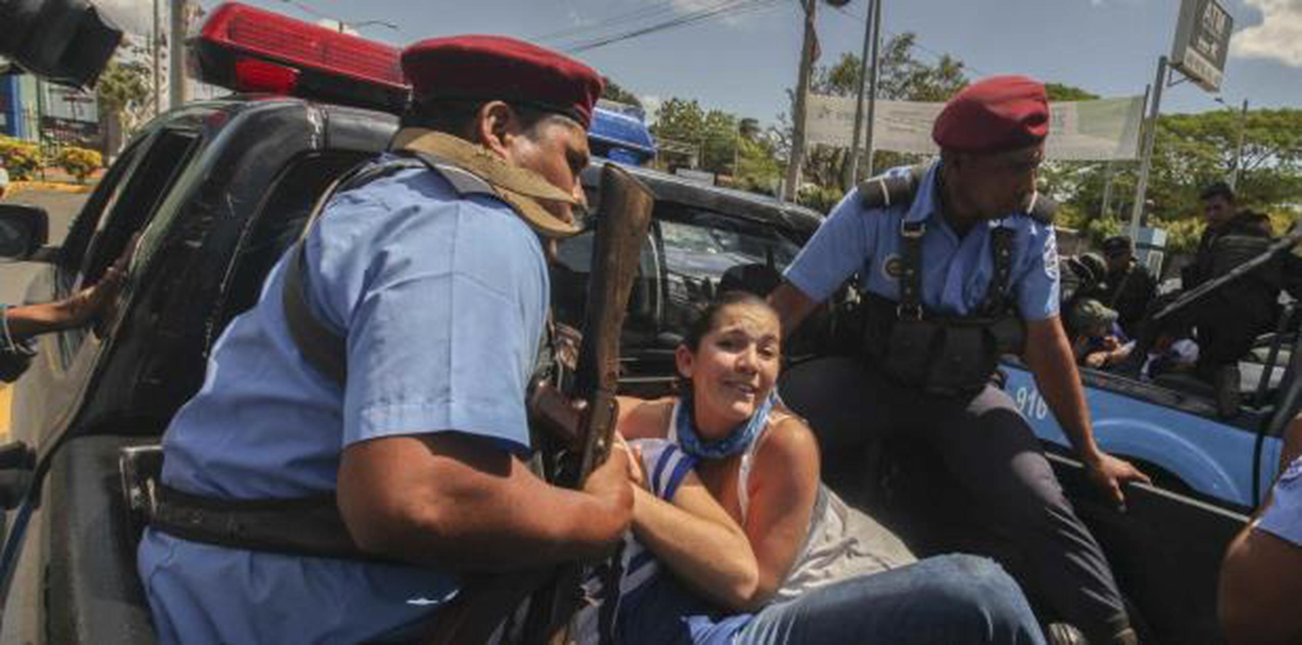 El gobierno prohibió en septiembre las protestas opositoras y la policía impidió la movilización del sábado en Managua, donde golpeó a varios inconformes mientras los metía por la fuerza a los coches patrulla. (AP)