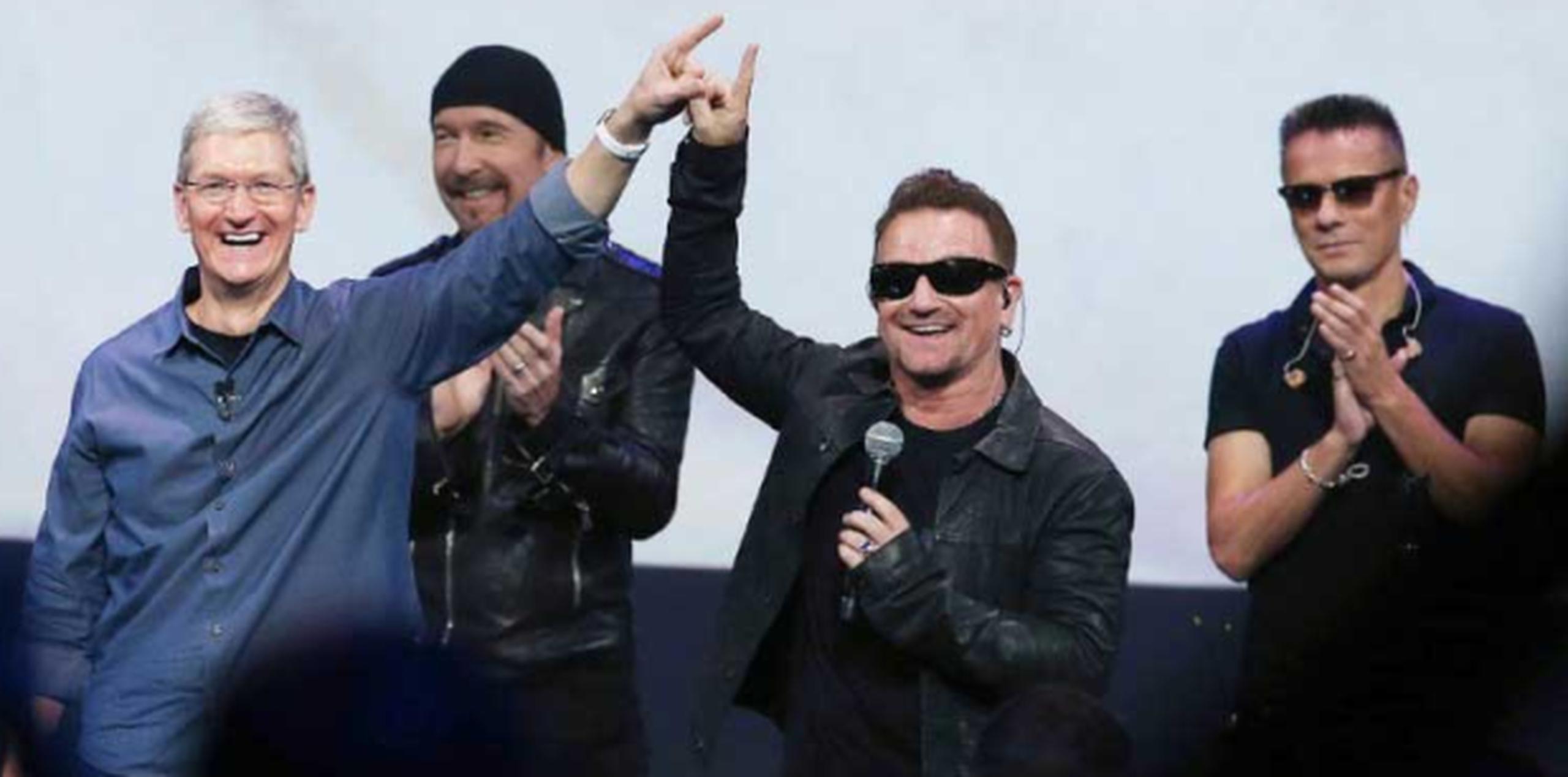 El vocalista de U2, Bono, y el director ejecutivo de Apple, Tim Cook, hicieron el anuncio de la distribución gratuita del nuevo de la banda a los usuarios de iTunes. (AFP / Getty Imgaes / Justin Sullivan)